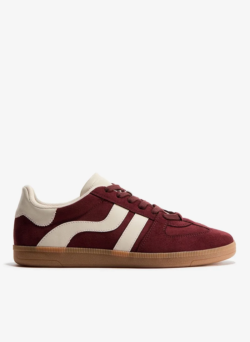 اتش اند ام حذاء رياضي